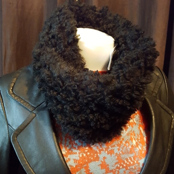 Black single loop infinity scarf - Picture 3 of 5